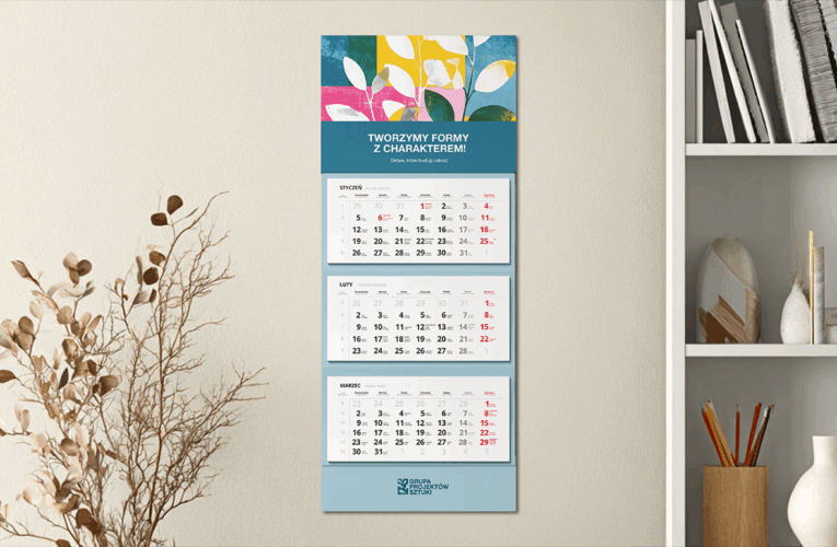 Kalendarz trójdzielny na ścianie